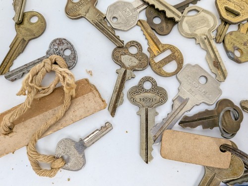 MIXED LOT KEYS VTG Junk Drawer GM EAGLE YALE CORBIN Craft Antique Luggage 1 LB+ - Picture 9 of 13