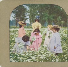 VINTAGE COLOR PHOTO OF LITTLE GIRLS IN PASTEL DRESSES PICKING DAISIES