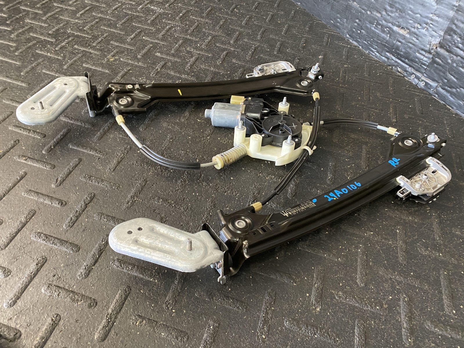 14-17 MASERATI GHIBLI REAR PASSENGER DOOR WINDOW GLASS REGULATOR ELECTRIC MOTOR