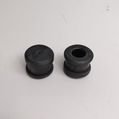 PAIR OF FIAT UNO SHIFT LEVER BUSHES - TYPE - DELTA LANCE - Y10 FOR 4259848 - Picture 1 of 4