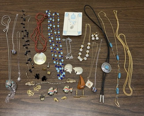 Lot Of Vintage Costume Jewelry Necklaces Brooches Earrings Some Broken