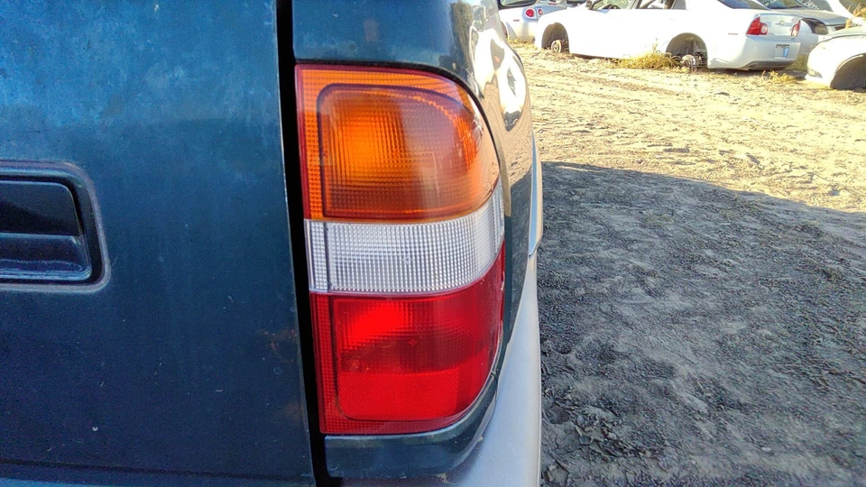 1998-2002 Honda Passport passageiro luz traseira direita fabricante de equipamento original lâmpada de freio traseira 5647813 - Imagem 3 de 3