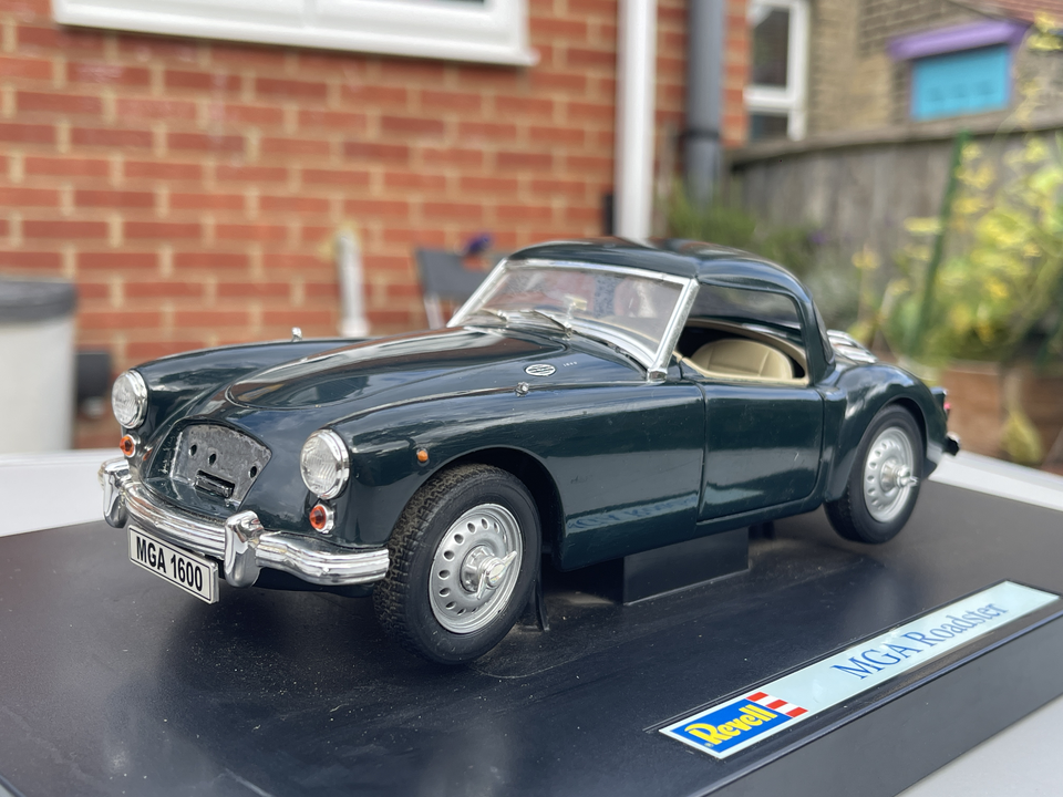 Diecast model cars MG MGA 1/18 Revell A Roadster black Verdeck liegt Diecast model cars MG MGA 1/18 Revell A Roadster black Verdeck liegt