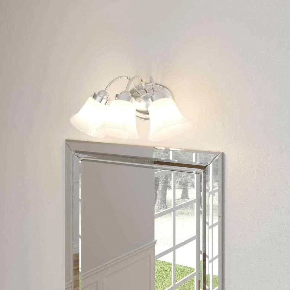 Luz de tocador de baño cromada de 3 luces de vidrio acanalado Progress Lighting, pantallas de vidrio Foto 2 de 4