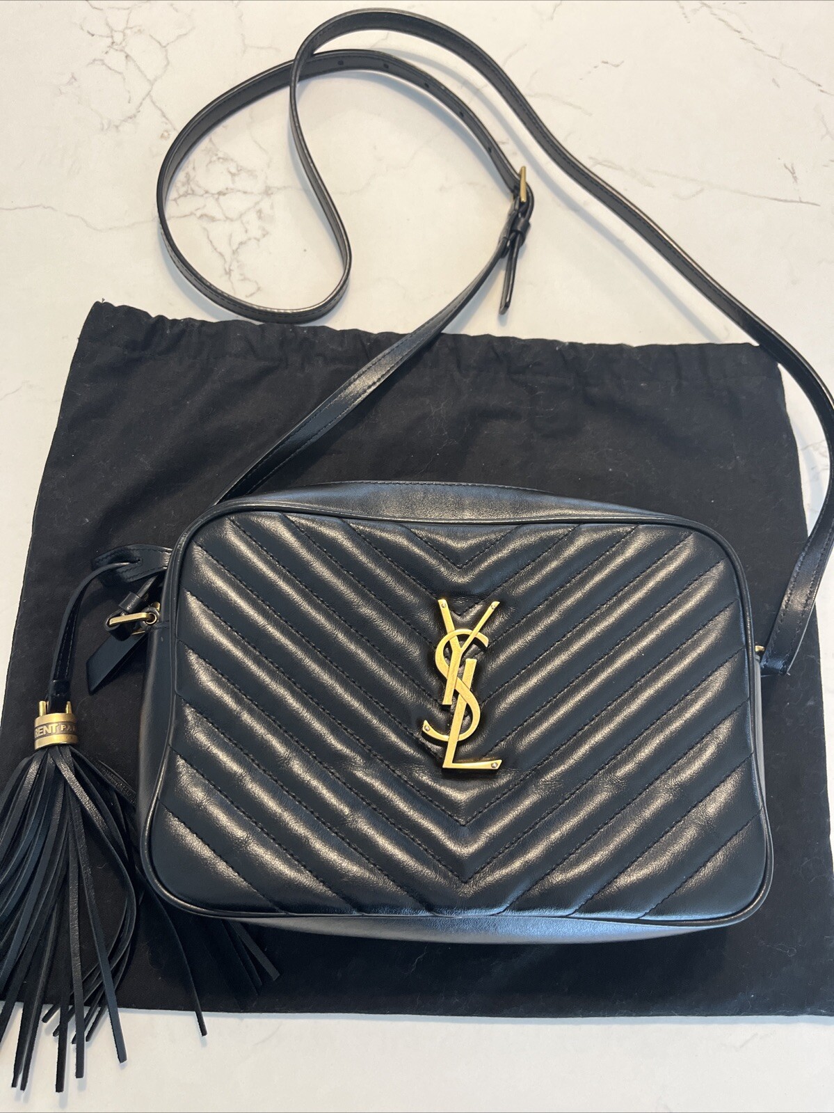 Saint Laurent Lou Chevron tracolla media in pelle nera. OFFERTA A TEMPO LIMITATO
