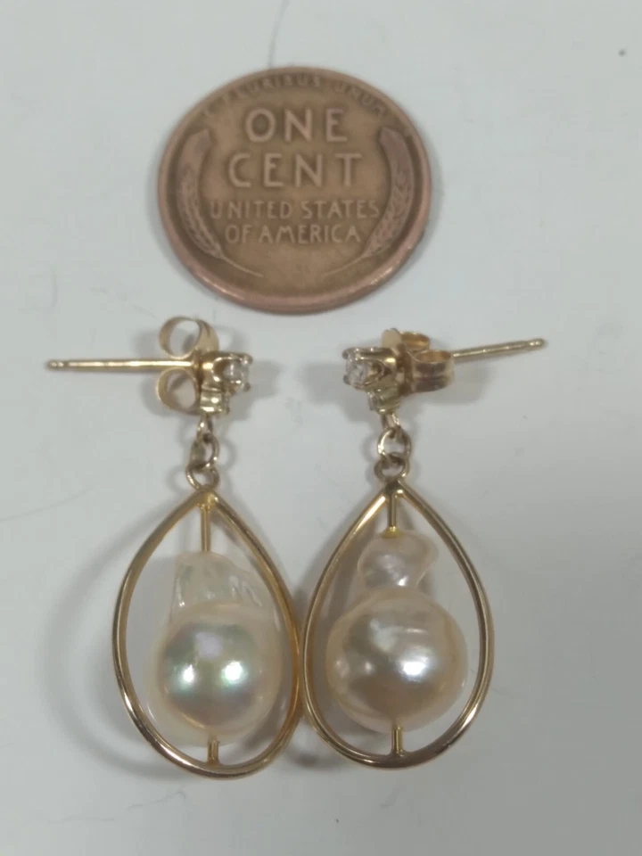 Estate Find 14K Gold Baroque Fireball Pearl and Diamond Dangle Earrings - Image 4 of 4