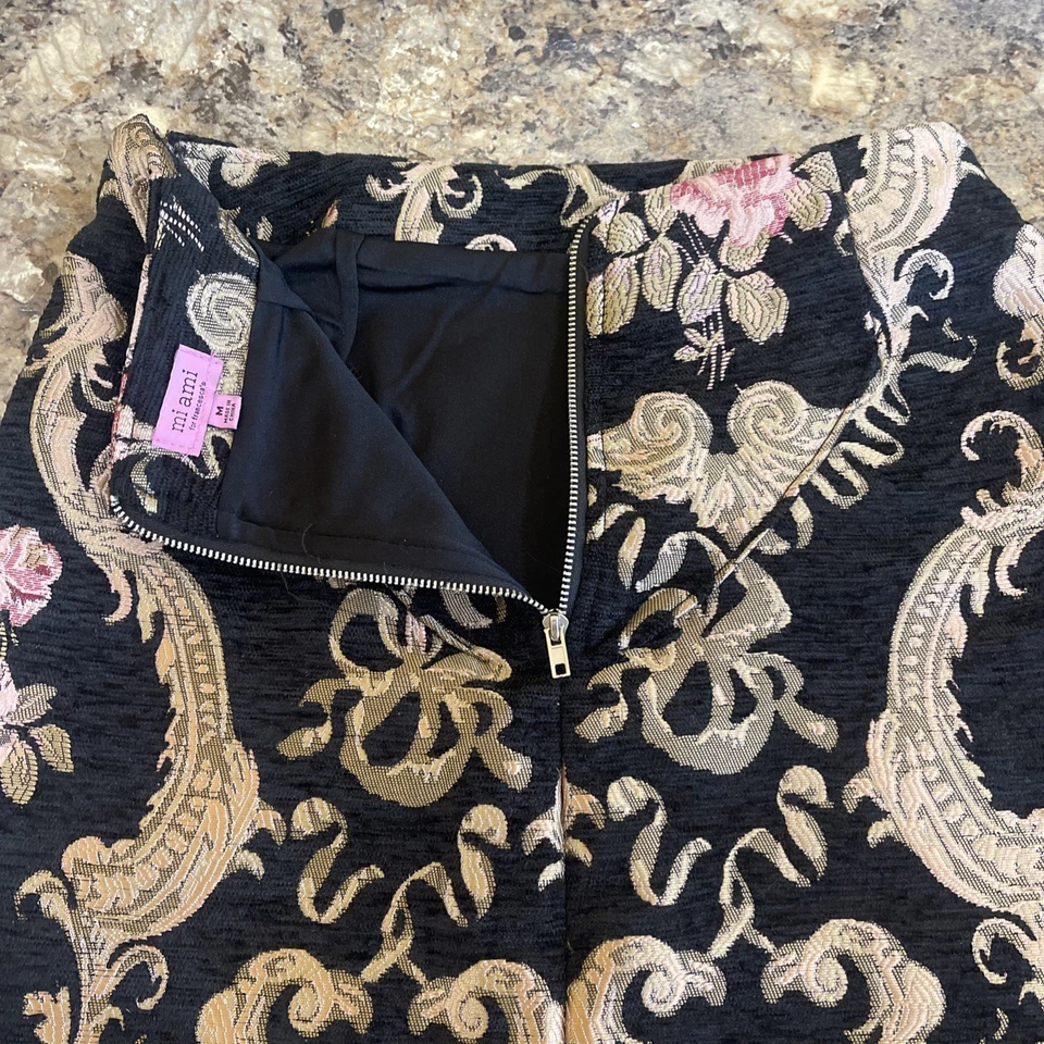 Falda floral mediana para mujer Mi Ami Francesca’s dorada negra y rosa - Chloe Foto 4 de 4