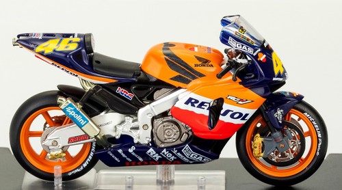 Honda RC211V Valentino Rossi 46 2003 Scala 1:24 Modellino MotoGP World Champion - Foto 8 di 14