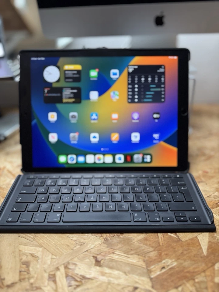 Apple iPad Pro 12.9". (2015) 128GB. Wi-Fi + 4G. Pencil. Keyboard Case bundle - Image 3 of 4