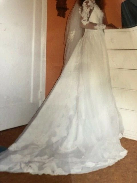 Beautiful wedding dress - similar to Royal Kate - Cleaned and stored - Image 2 of 4