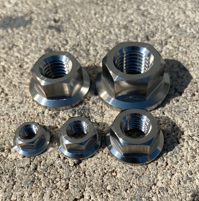 Dado Filettatura M5x0.8 Dado A Flangia In Titanio Grado 5 Per Motorsport - M5 X 0.8 Mm, Colore Titanio Naturale RLRMOTO Dado Motorsport Titanio