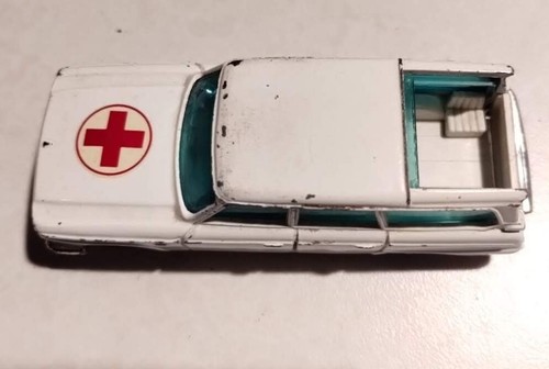 Vintage Die-cast Husky Studebaker Wagonaire Ambulance - Picture 4 of 7