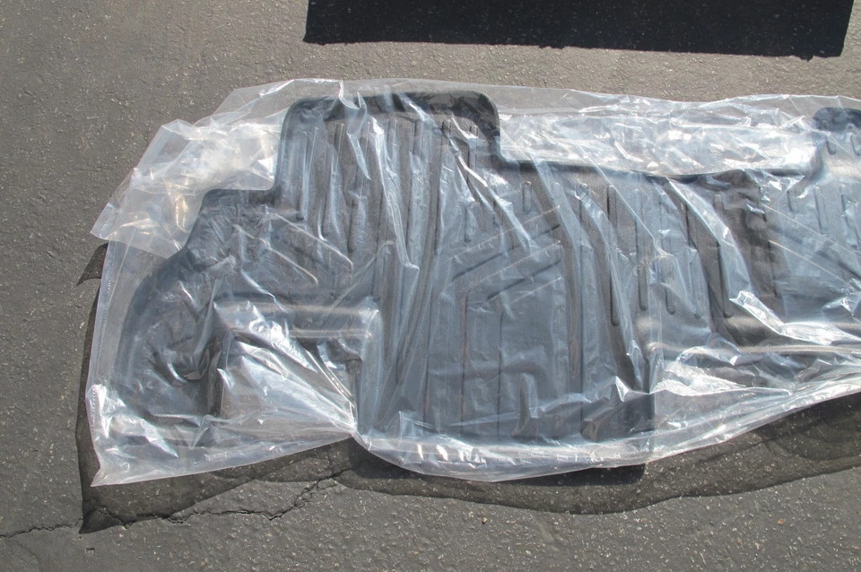 Forro de piso Maxliner B0043 segunda fila Buick Chevrolet GMC Saturn 07-17 - negro Foto 3 de 4