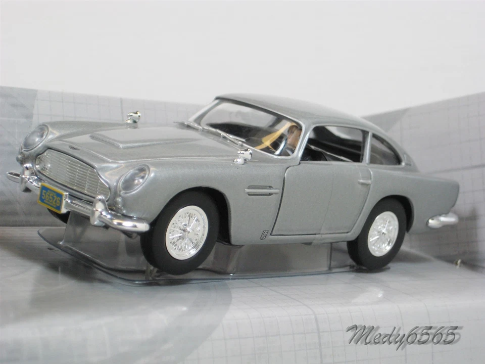 Corgi Casino Royale "With Figure" Old Aston Martin DB5 Scale1/36 - Image 4 of 4
