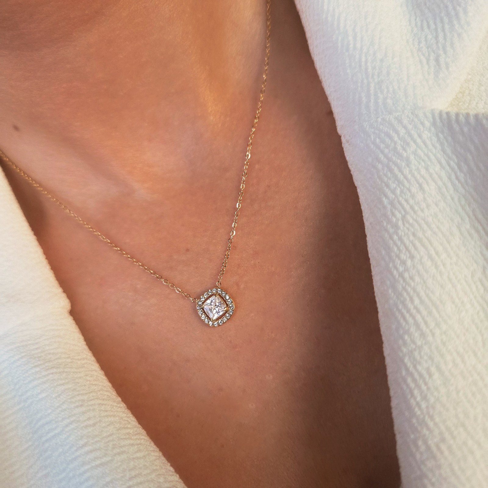 Collier zircon effet diamant et pendentif carré en acier inoxydable doré