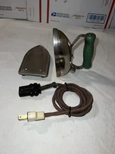 VINTAGE 1940’S BONNIE DOVER IRON MODEL # 2 1/2 WITH TRIVET DOVER MFG OHIO WORKS!