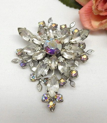 VINTAGE SILVER TONE & CRYSTAL RHINESTONE FLORAL BROOCH