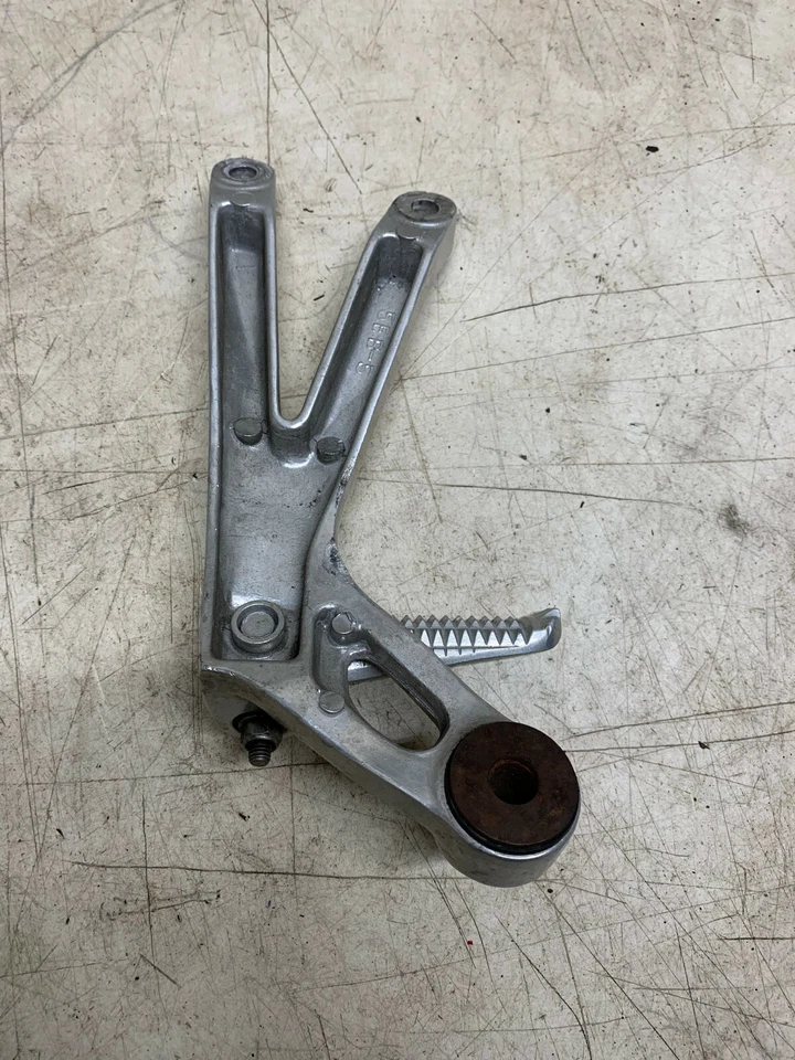 2002 Yamaha YZF R6 OEM Right Side Passenger Peg with Bracket - Imagem 2 de 2