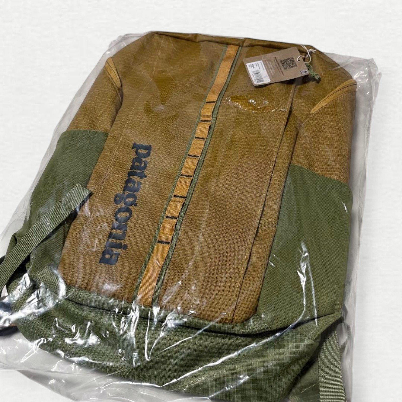 Patagonia Black Hole Pack 25L Backpack Pufferfish Gold Polyester Lightweight