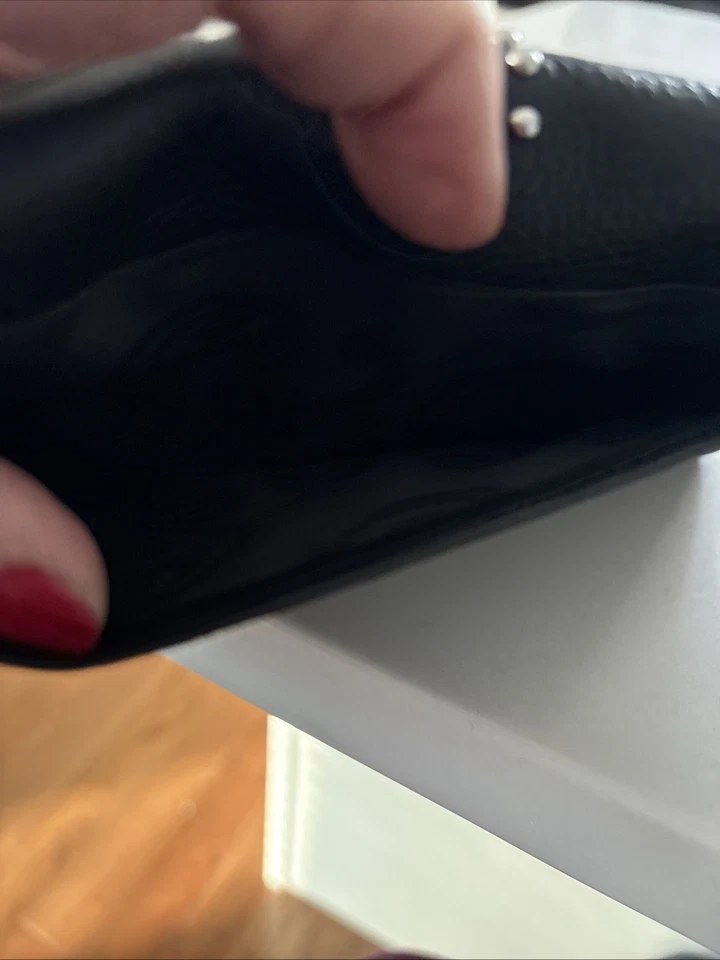 Cartera Brighton negra con tachuelas de grano de guijarro con emblema plateado Foto 3 de 4