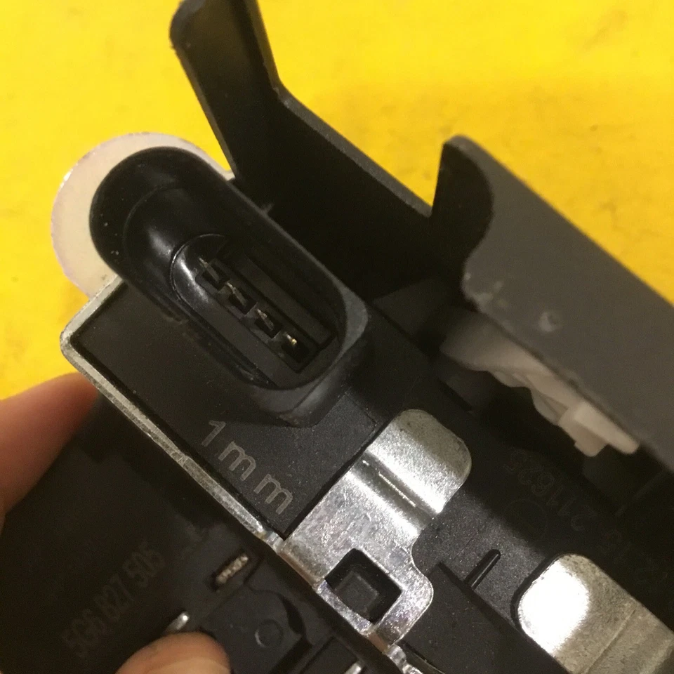 Volkswagen VW Golf GTI 2015-2021 escarabajo maletero trasero bloqueo pestillo motor 5G6827505 OE Foto 4 de 4