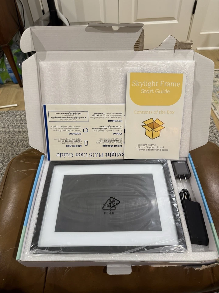 Marco de fotos digital tragaluz 10" pulgadas habilitado para Wi-Fi nuevo en caja Foto 2 de 2