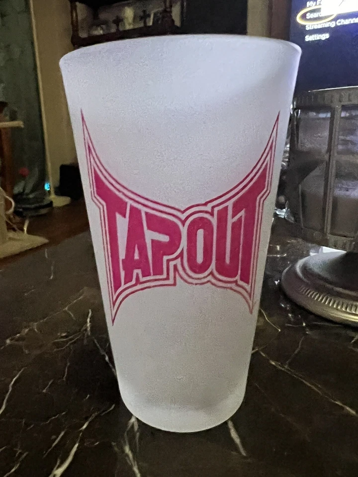 2 vasos de pinta Tap Out de 16 oz púrpura rosa knockout vasos Tapout tazas de lucha Foto 2 de 3