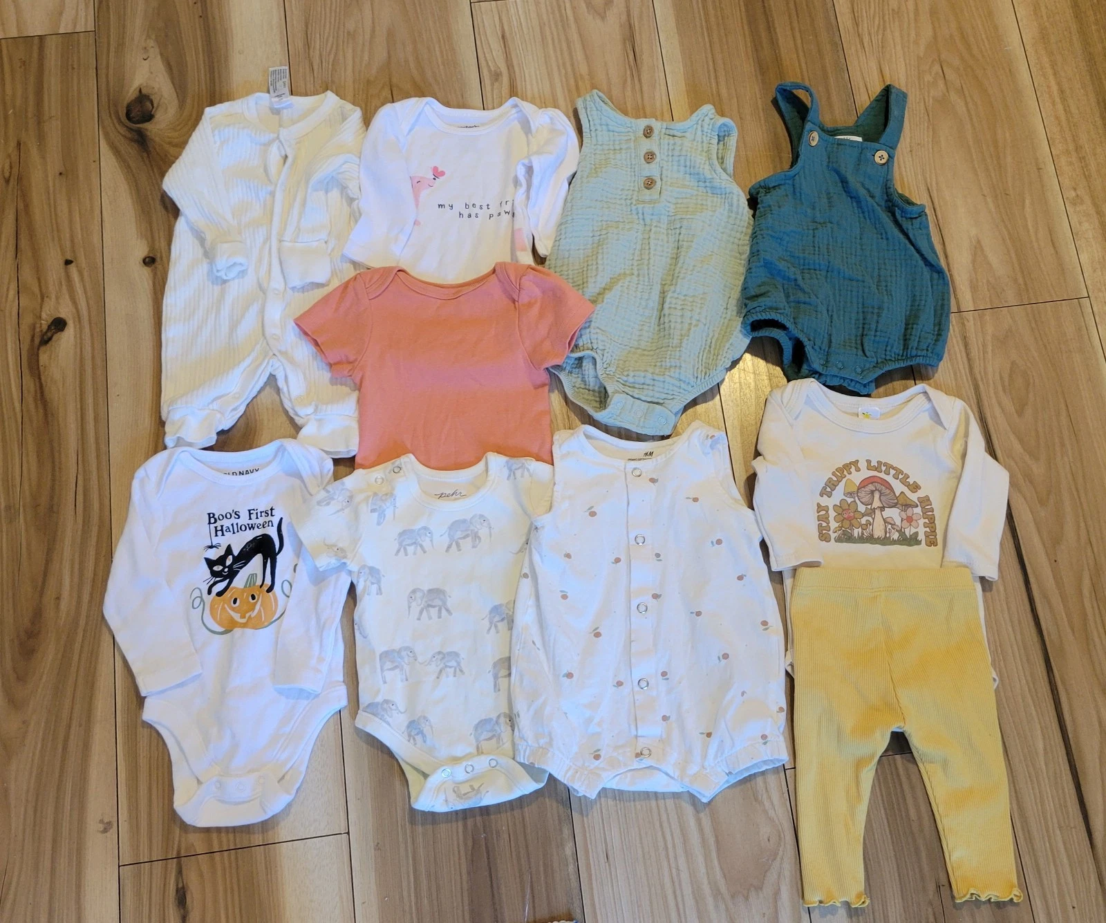 Newborn Clothes (0 to 3 Months ) - 10 Pieces - Great Condition - Gender Neutral