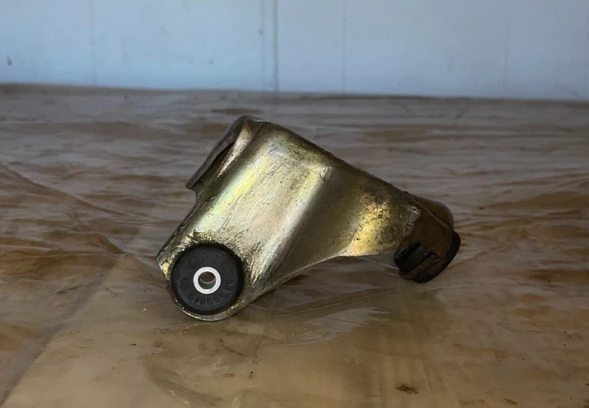 Soporte de montaje de bomba de dirección asistida OEM Mercedes-Benz 300D diésel 1977-1985 Foto 4 de 4