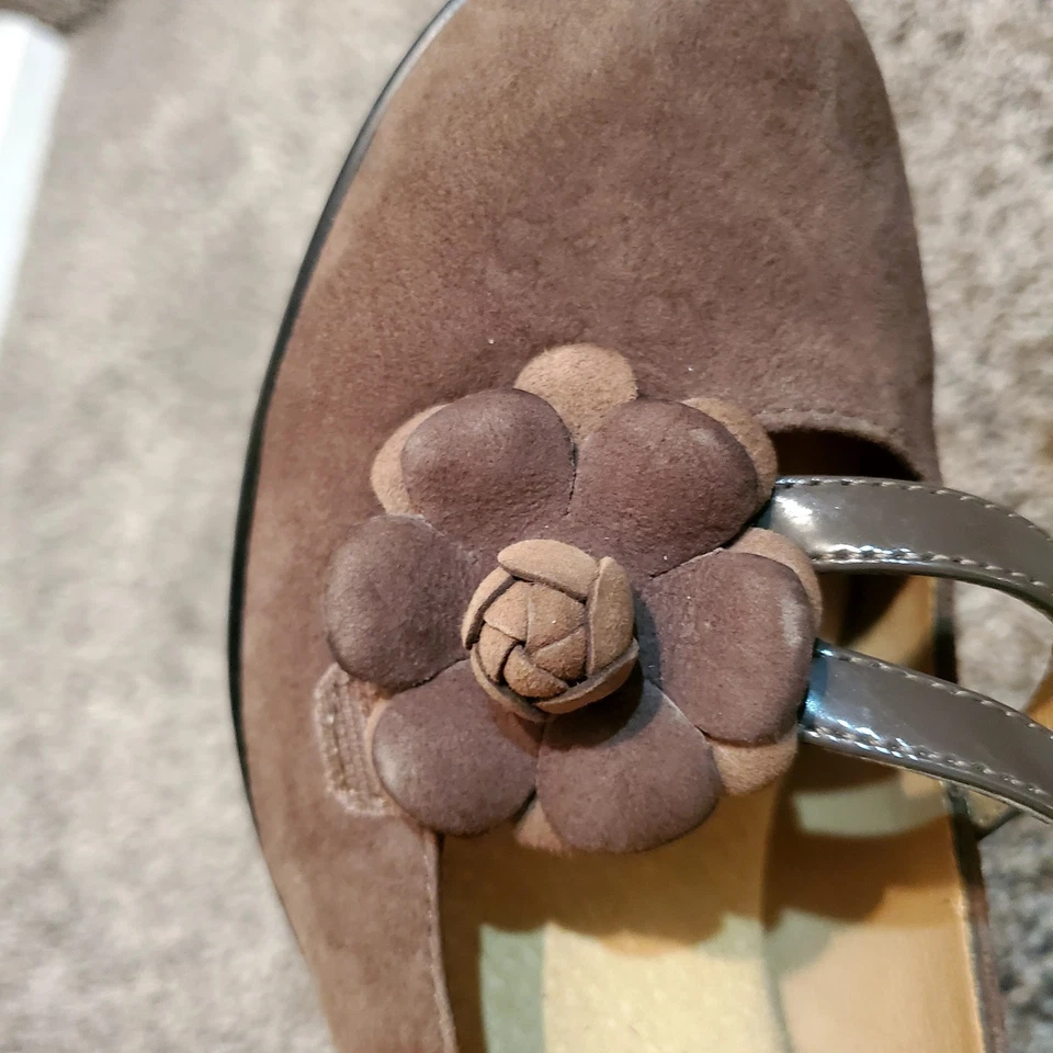 Womens Pump Softspots Suede Flower Shape Accents Ladies Size 8.5 M - Image 2 of 4