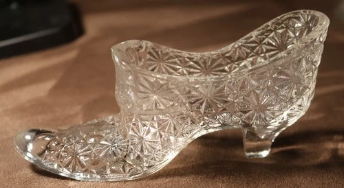 Clear Glass Daisy And Button Pattern Shoe Figurine Princess Cinderella Fenton?