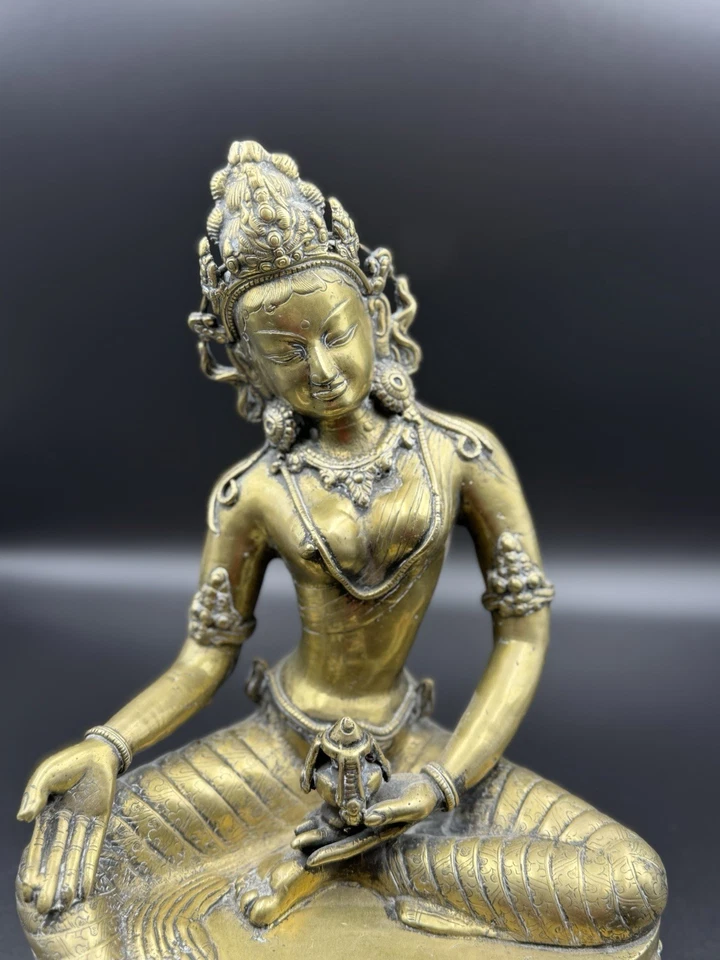 Antigua estatua de deidad de bronce fundido a mano de principios y mediados del siglo XX - Diosa sentada Foto 2 de 4