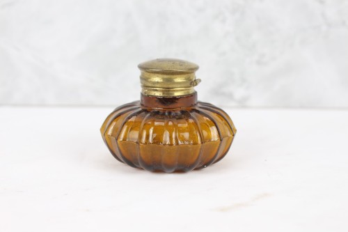 Vintage Amber Glass Melon Shape Inkwell with Brass Cap - Desk Accessory - Picture 4 of 9