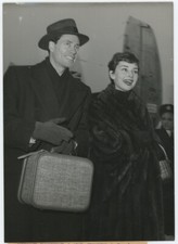 US Schauspieler Mel Ferrer Und L'Schauspielerin Audrey Hepburn Stehen Nach