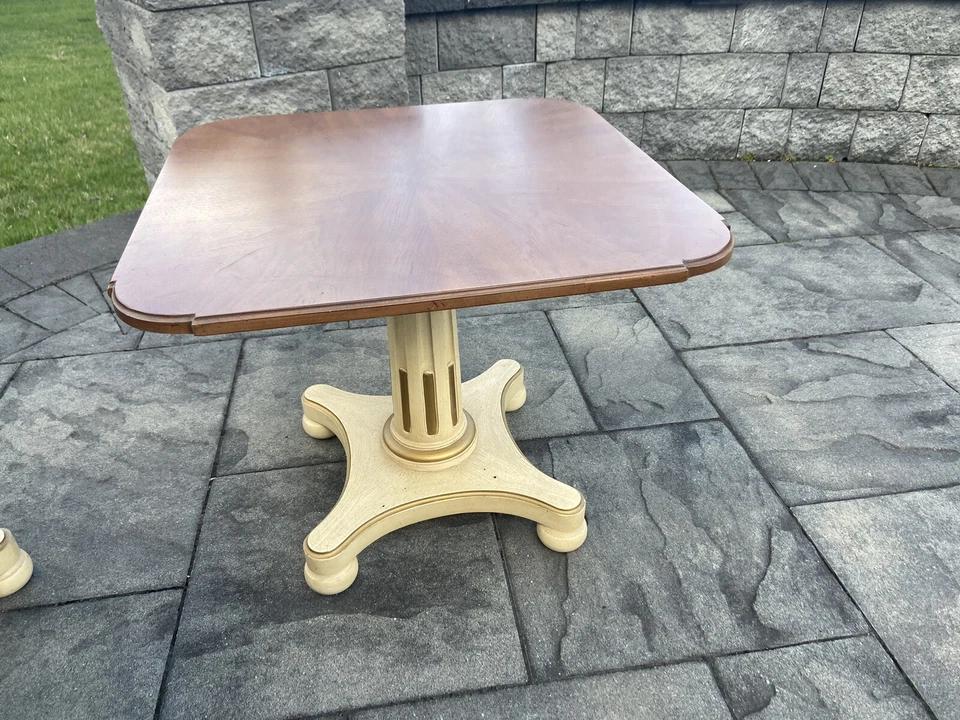 Mesas auxiliares de pilar de nogal Henredon Neo Classic Regency vintage - un par Foto 4 de 4