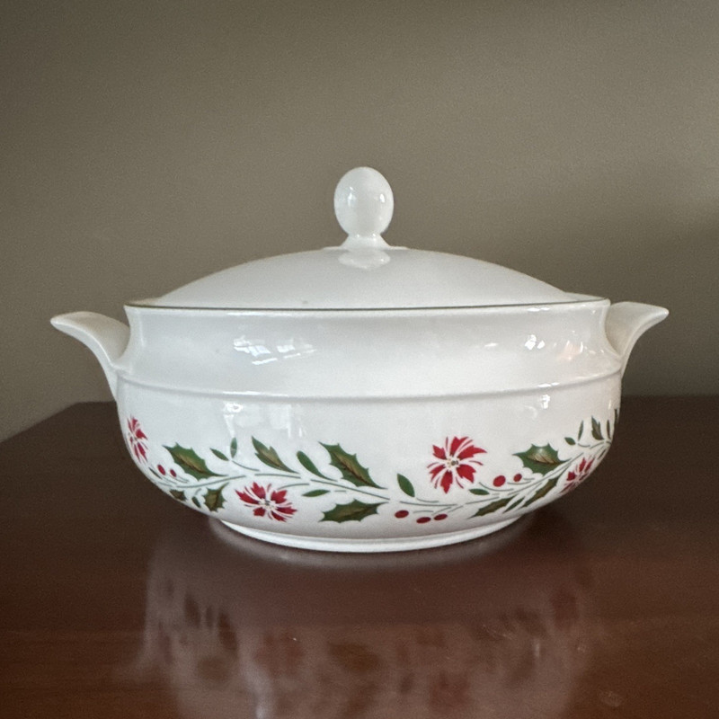 Royal Vale Round Casserole Dish w/ Lid & Handles White Red Green Floral