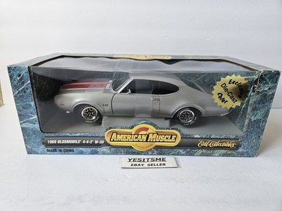 ERTL American Muscle 1969 Oldsmobile 442 W-30 Silver Exclusive 1/18 diecast car