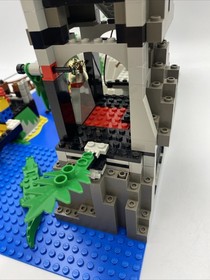 Lego Pirates 6281 Pirates Perilous Pitfall - w/ Minifigs & Manual! 99% Complete