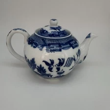 HIC Blue Willow Tea Pot With Diffuser
