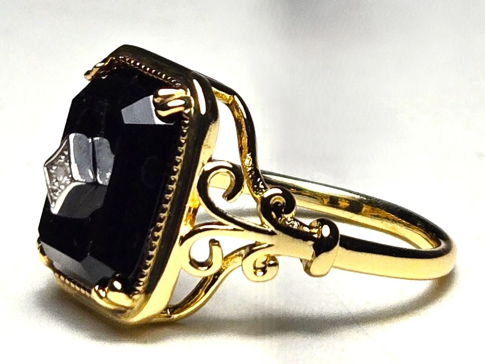 Precioso anillo central estilo vintage filigrana dorada piedra talla esmeralda negra y circonita cúbica Foto 4 de 4