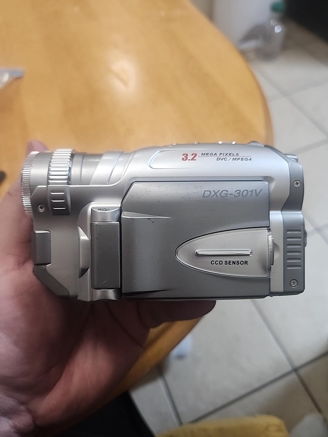 DXG-301V Camcorder, 3.2 Mega Pixels, DVC/MPEG4 w/F/2.8  f=5.