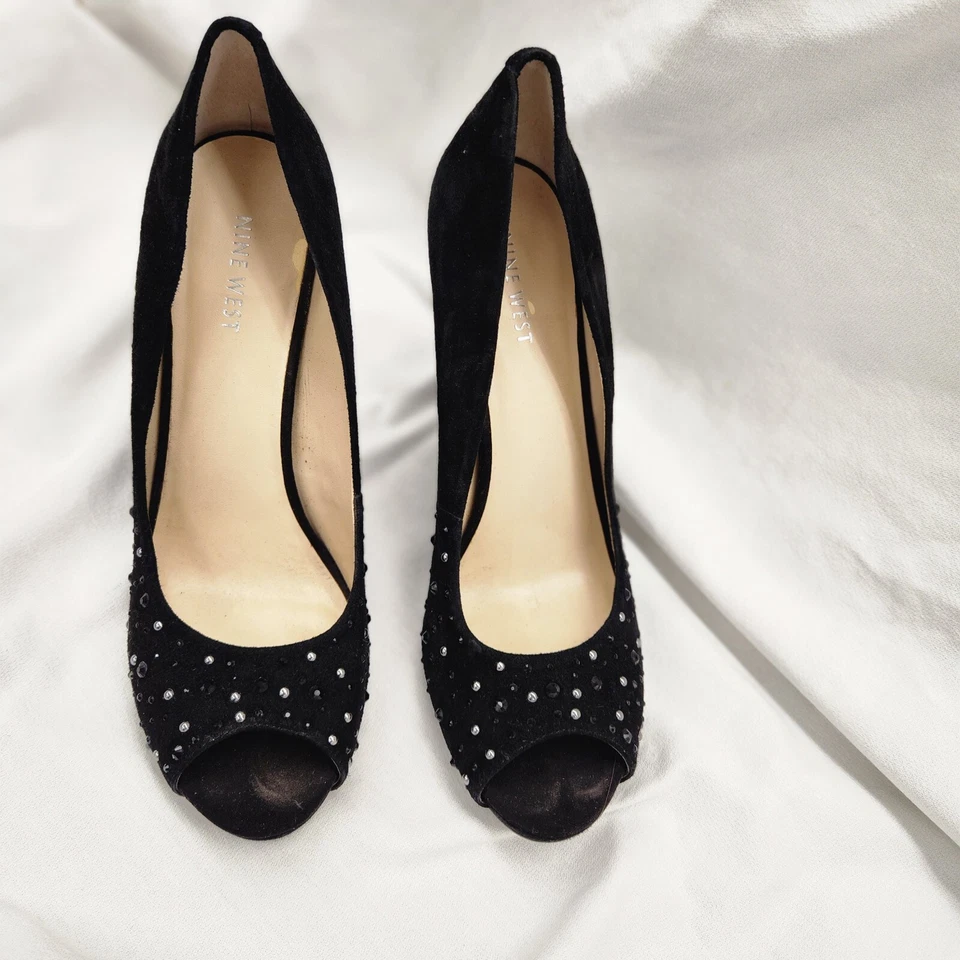 Zapatos de salón Nine West Evao Peep Toe para mujer 9,5 M de gamuza negros con joyas Foto 2 de 4