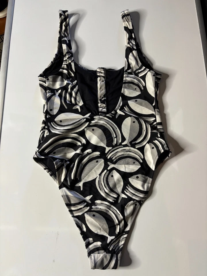 Traje de baño Aerie negro gris estampado de peces de 1 pieza Henley M Foto 4 de 4