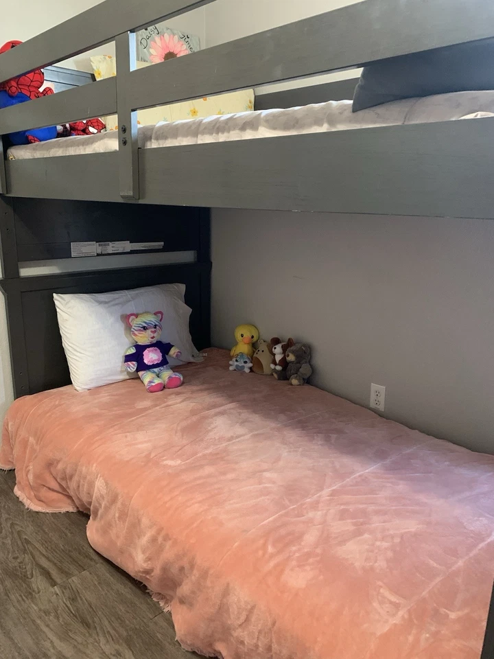 Litera tamaño doble con almacenamiento en escalera Foto 3 de 4