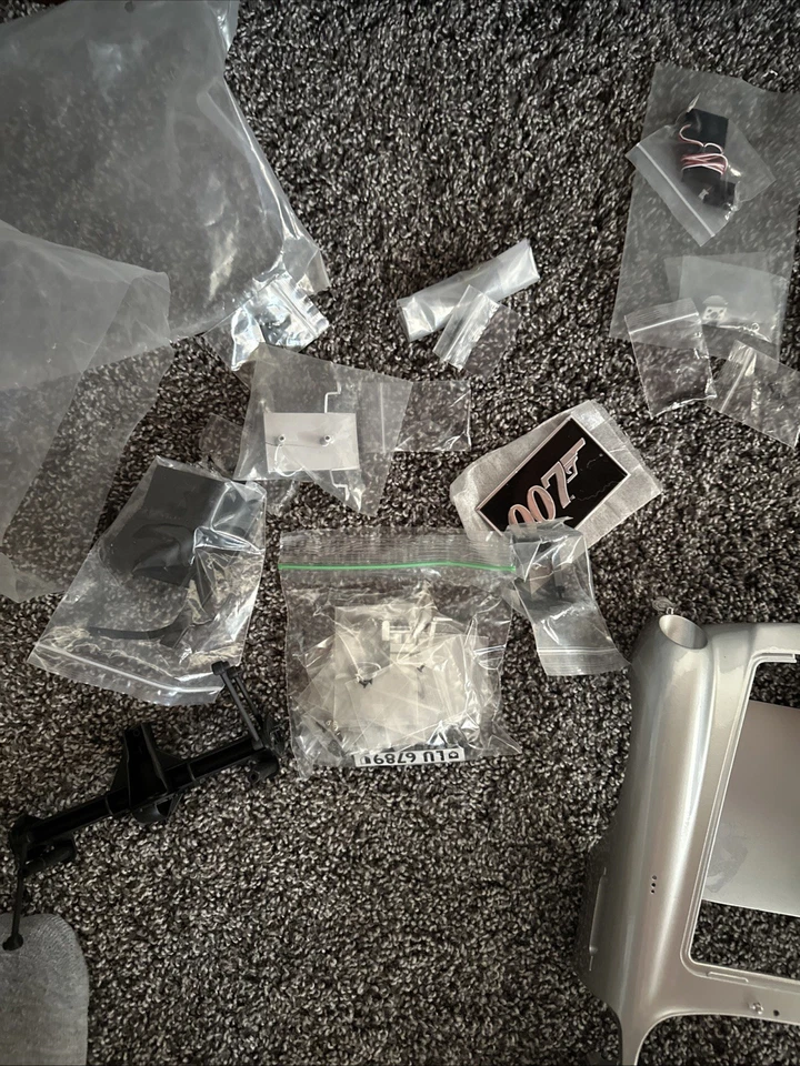 Figura modelo Aston Martin, Dp Five Goldfinger escala 1,8 Foto 2 de 4