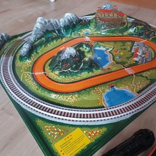HWN Eisenbahnanlage, m. Lokomotive, 4 Wagons, Auto, 60er Jahre, Quelle, komplett