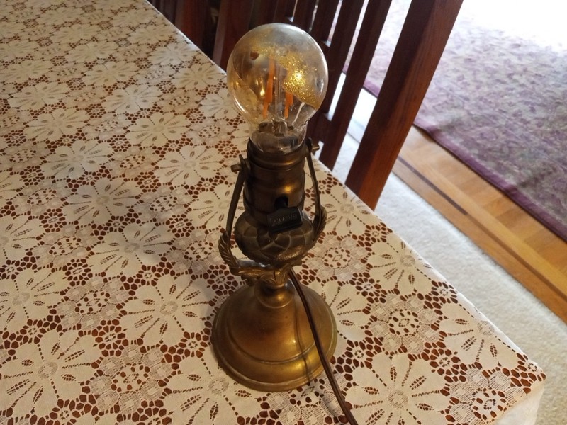 EDISON-PATENTS BRASS 1910 LAMP WITH SWINGING LIGHT FITTING U.S.A. WORKING
