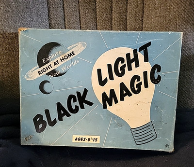 BLACK LIGHT MAGIC GLO GLOW PAINT KIT A MUST FOR AMATEUR DETECTIVES TOY 1952 VTG