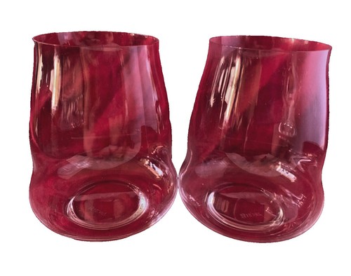 Het Gieten Van De Rode Wijn in Een Wijnglas Stock Afbeelding - Image of