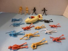 17 TOY FROGMEN AND 1 MINI SUB